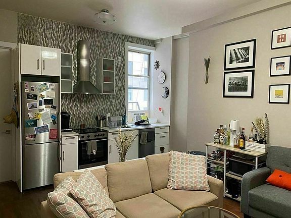 2nd image of 64 E 34th St #5ED