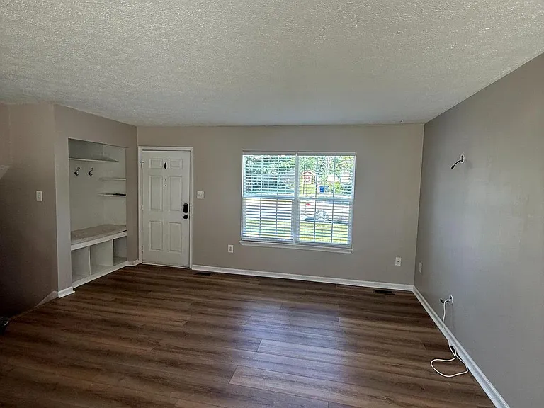 805 London Ct — Photo 2