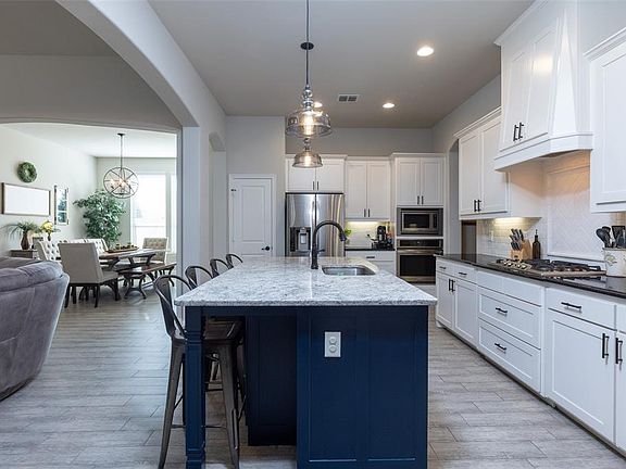 5th image of 1010 Crown Valley Dr