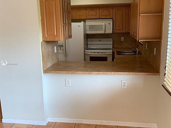 4th image of 6235 Kendale Lakes Cir #134