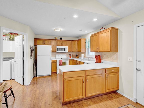 5th image of 631 Sunflower Cir