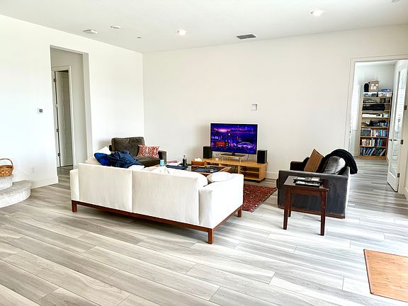 5th image of 2320 Christiansen Cir