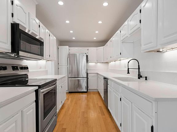 2nd image of 2929 Waverly Dr APT 206