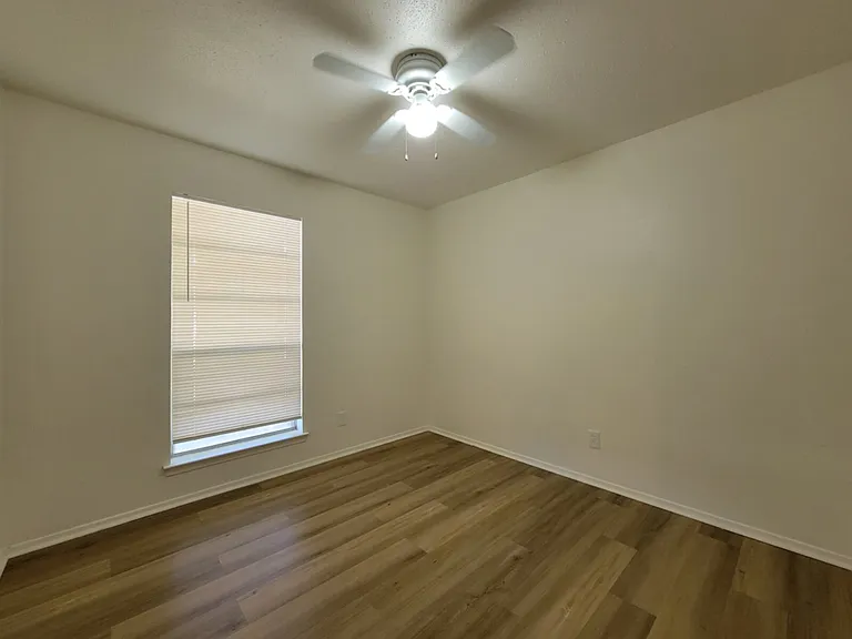 2013 Victoria Dr — Photo 9