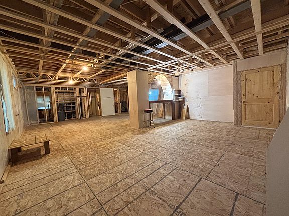 5th image of 412 Elm St