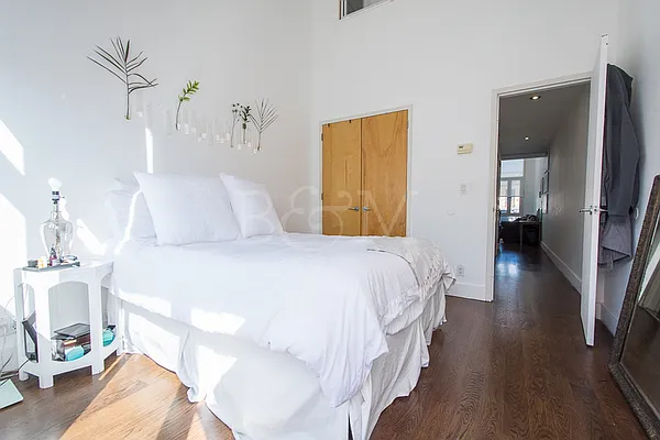 Sold by Brick&Mortar | media 22