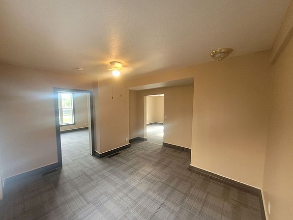 5th image of 1523 Des Moines St APT 1