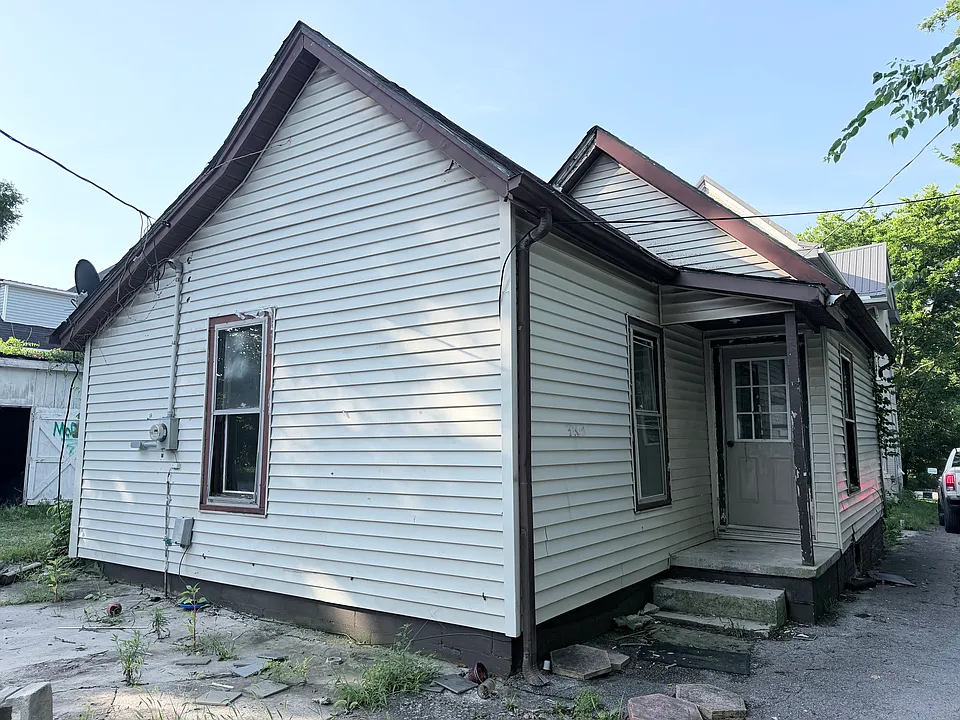 700 E 7th St