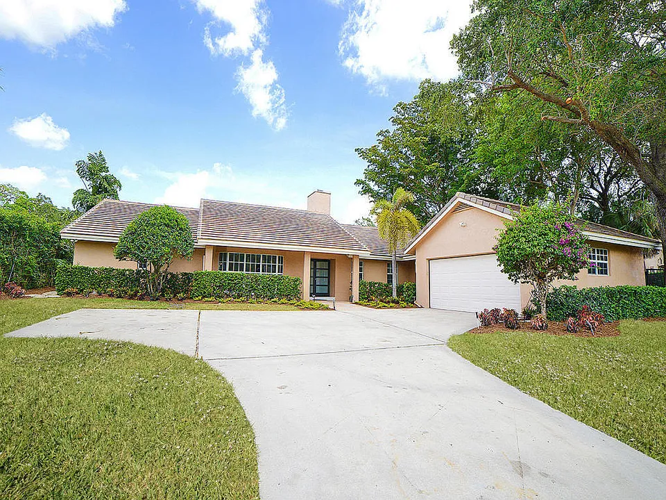 6943 Giralda Cir