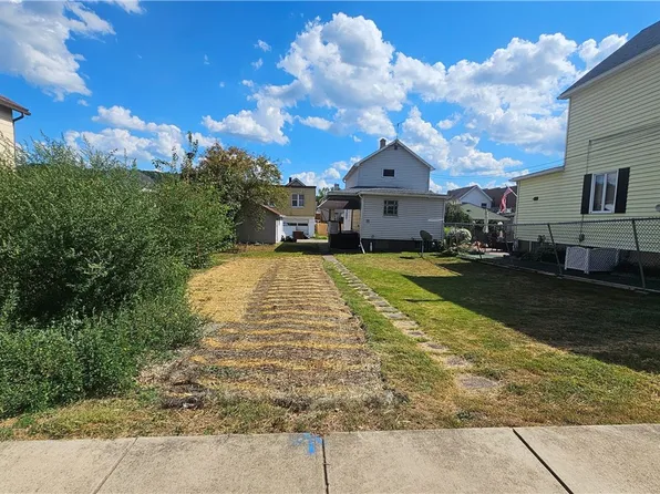 325 1/2 Quay St, East Vandergrift, PA 15629