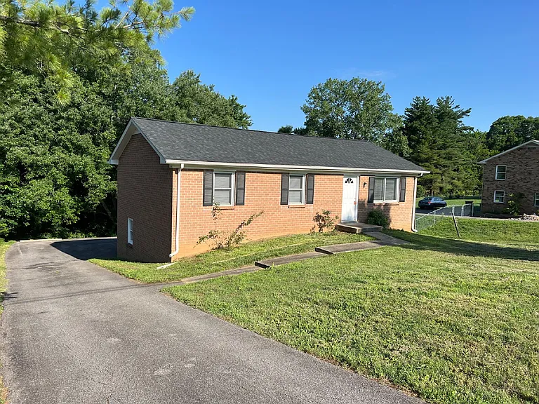 1318 Courtney Dr — Photo 1