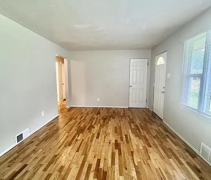 719 N Middle St — Photo 8