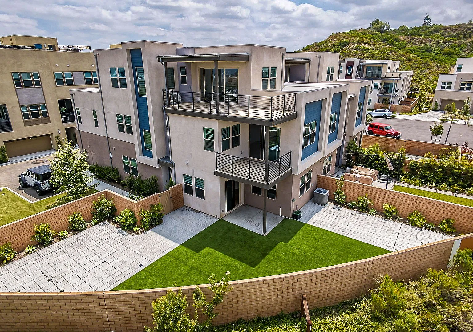 Large Modern Town Home with Oversize Backyard Guarded Luxury Neighborhood — Photo 1