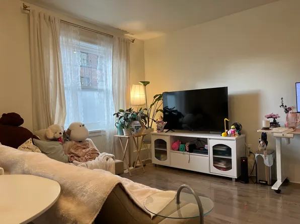 606 E Thomas St APT R, Seattle, WA 98102