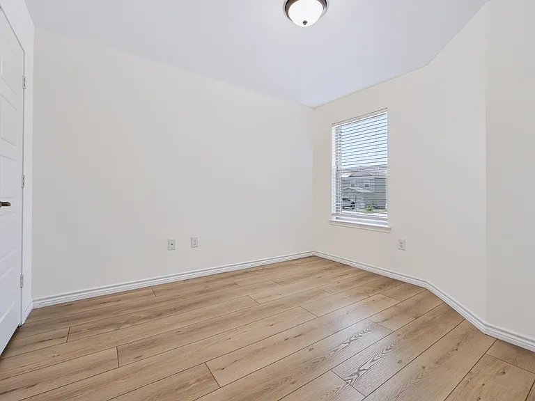 1030 Gruma — Photo 26