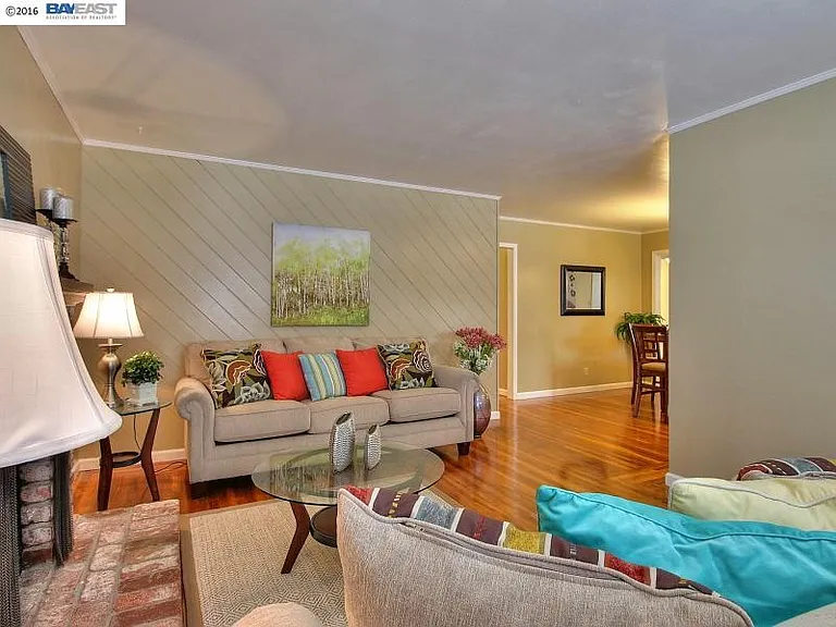 22215 Cameron St — Photo 7