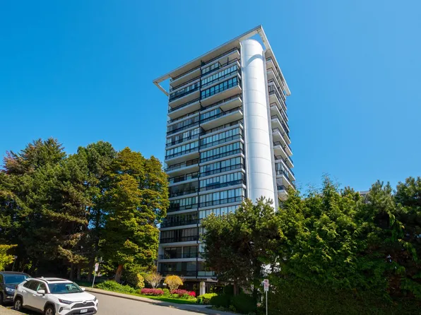 650 16th St #204, West Vancouver, BC V7V 3R9