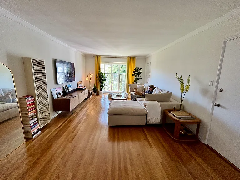 925 N Sweetzer Ave — Photo 2