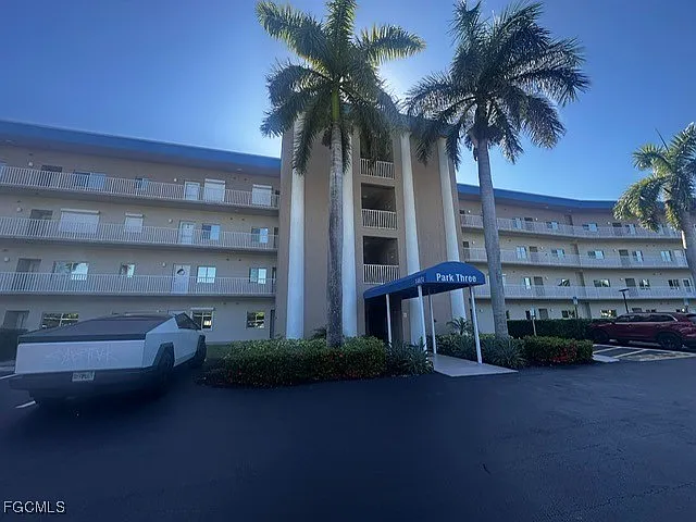Building Photo - 14831 Park Lake Dr #209