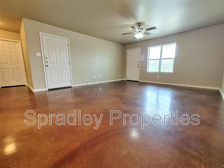 628 Laila Ln — Photo 2