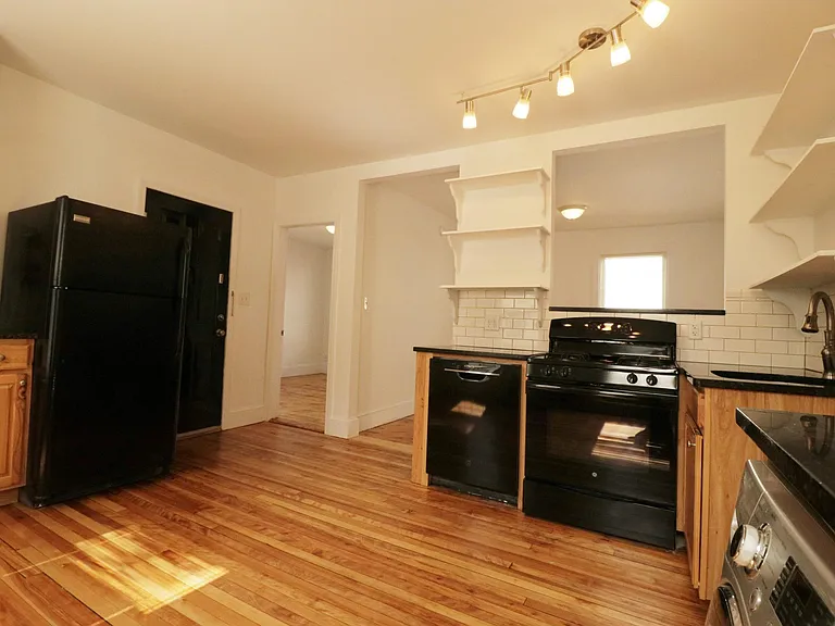 31 Frederic St #4 — Photo 2