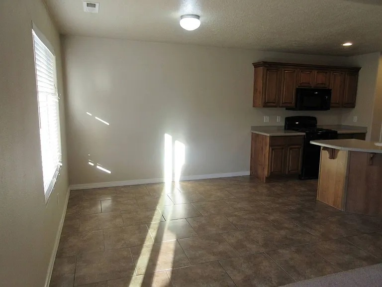 4276 W 300 N — Photo 3