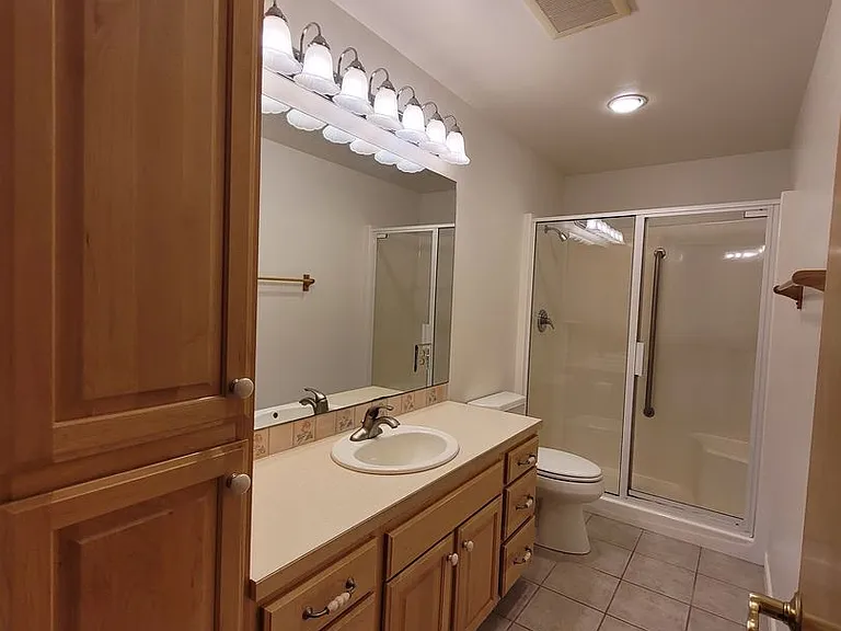 625 1/2 Marine Dr — Photo 17