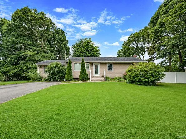2 Amarr Drive, Shirley, NY 11967