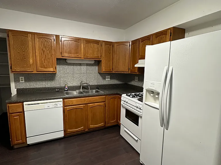 227 N Dicks St — Photo 2