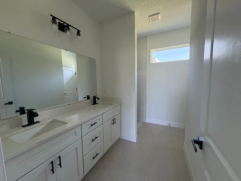 1852 W Quaker Ln — Photo 20