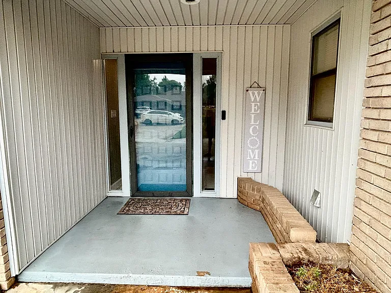2505 Franklin Dr — Photo 2