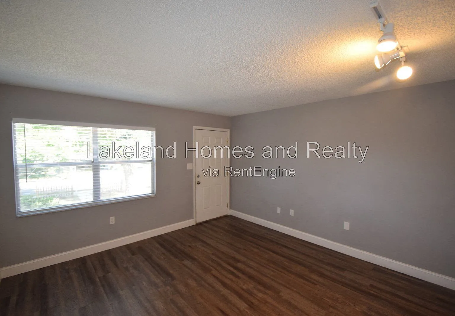 2 bed, 1.0 bath, $1,195 — Photo 3