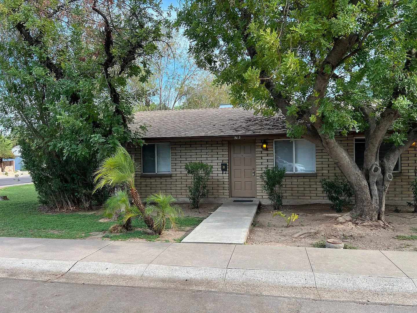 Tempe 2 Bed & 1 Bath End Unit Tri-plex Close to ASU — Photo 1