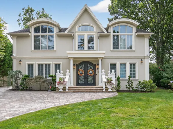 211 Hillturn Lane, Roslyn Heights, NY 11577
