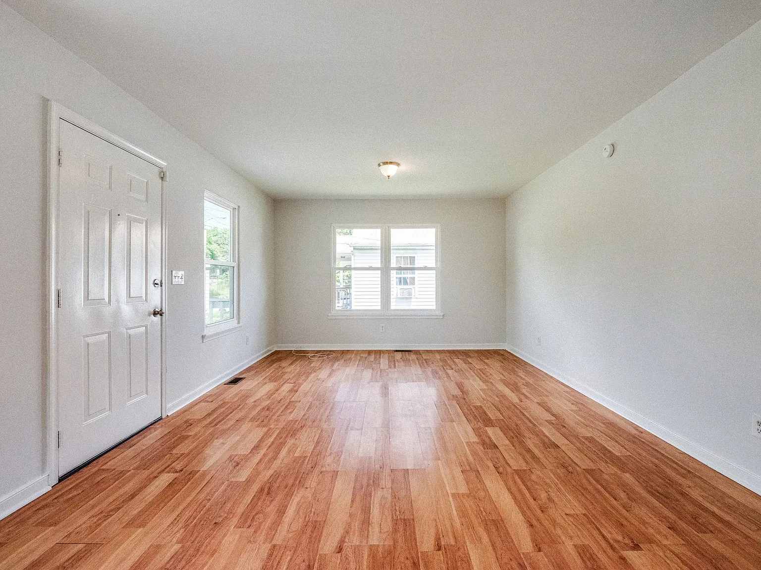 4 bed, 1.5 bath, 1272 sqft, $2,414 — Photo 2