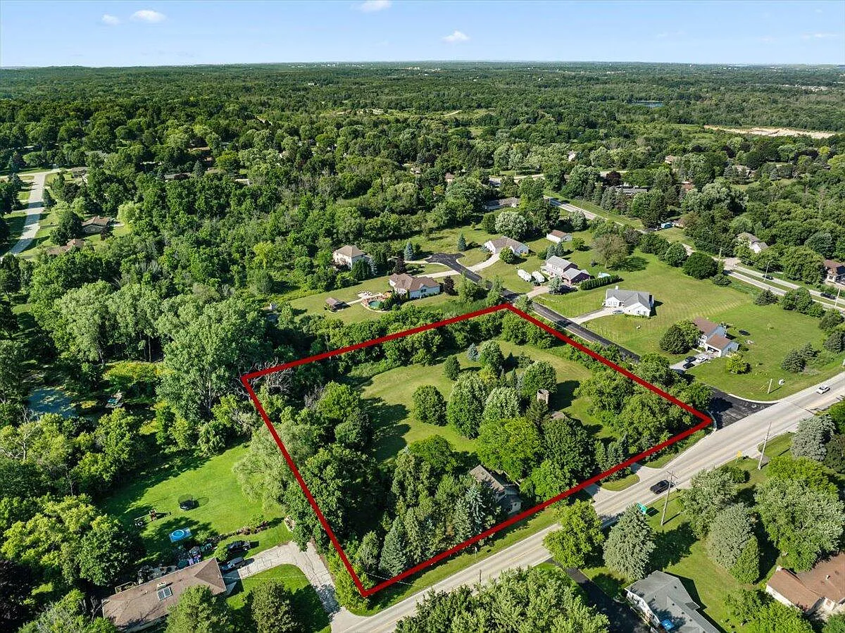 N72W22126 Good Hope ROAD photo 1