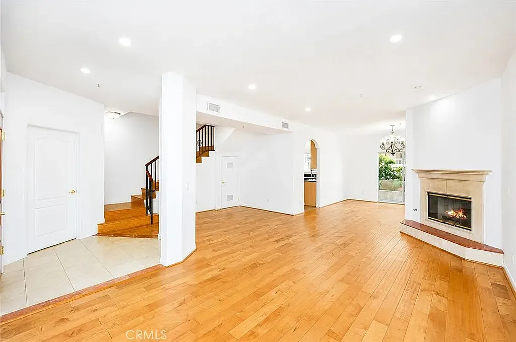 3 bed, 2.5 bath, 1476 sqft, $4,099 — Photo 2