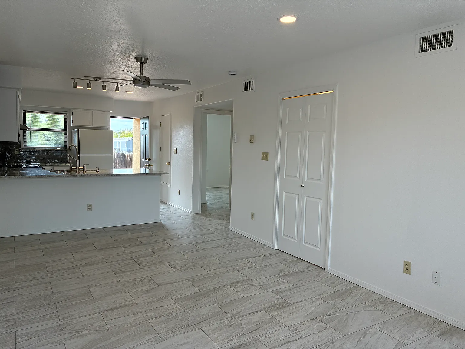2 bed, 900 sqft, $1,600 — Photo 3