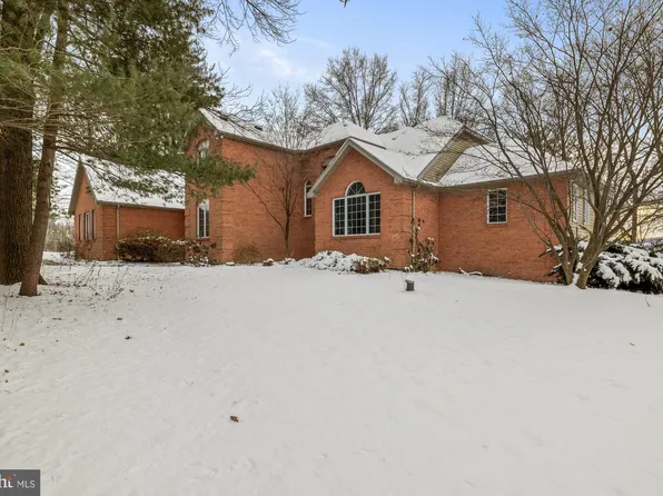 907 Railroad Ln, Orrtanna, PA 17353