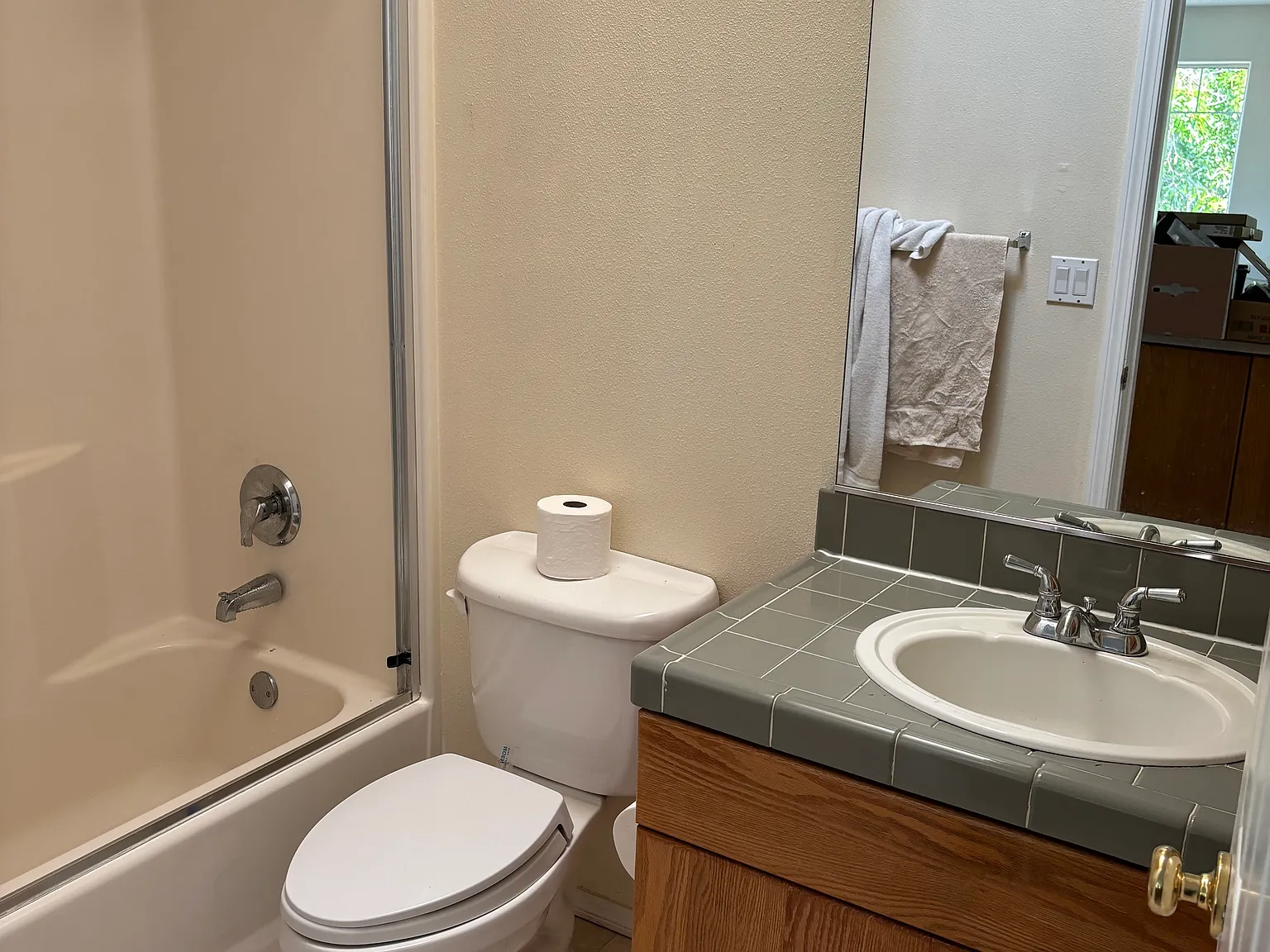 4 bed, 2.5 bath, 2192 sqft, $3,200 — Photo 3