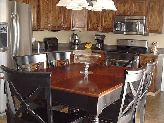 Newly remodeled kitchen w/ SS appliances
