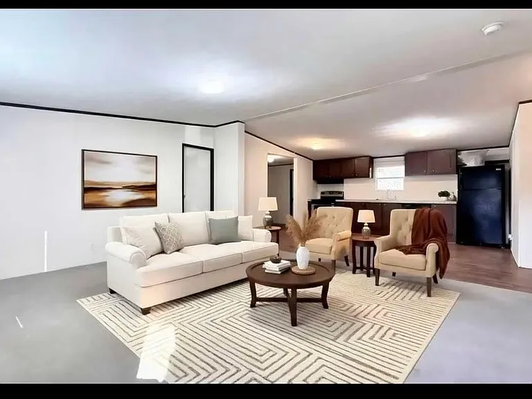 1430 W Howard Ln — Photo 4