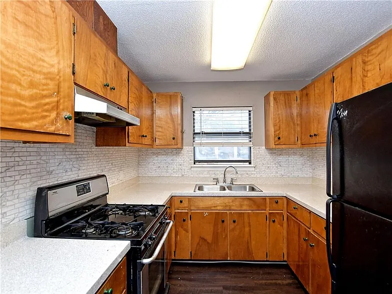 904 Walter St — Photo 8