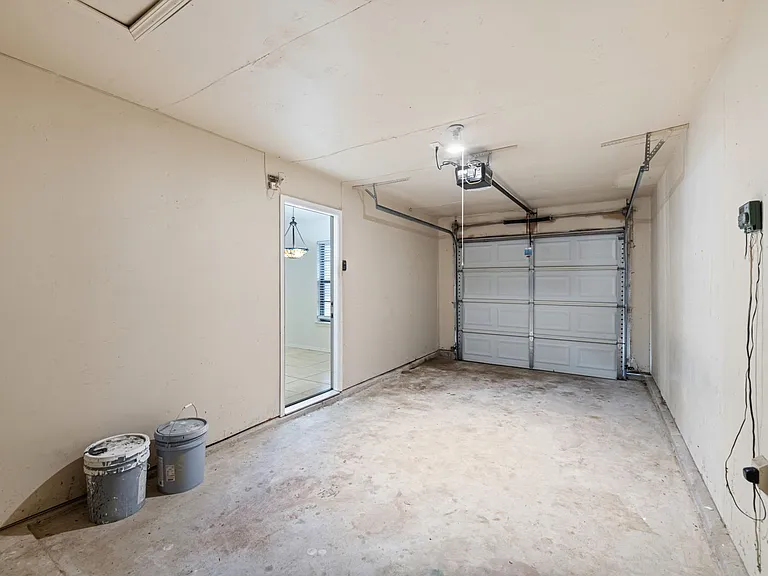 447 Vincent St — Photo 16