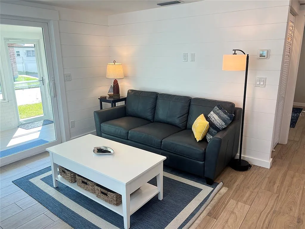 2 bed, 1.5 bath, 780 sqft, $8,370 — Photo 2