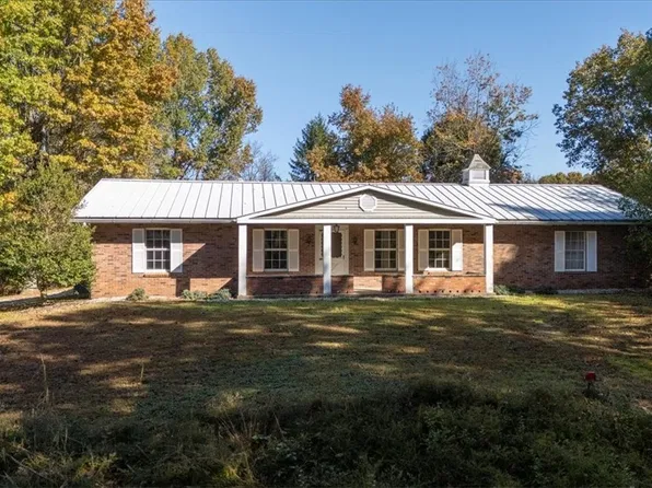 105 Windsor Dr, Mineral Wells, WV 26150