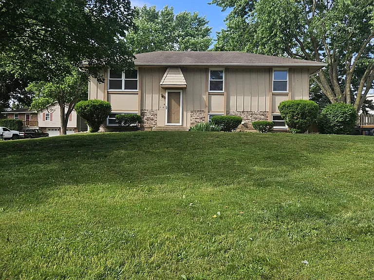 512 SW Palo Dr — Photo 1