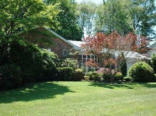 105 Cedar Dr, Roslyn, NY 11576