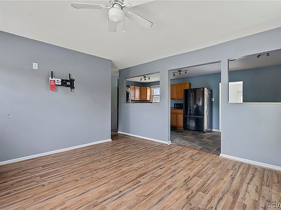 4th image of 2221 Holly St