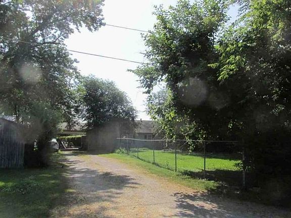 Exterior Neighborhood (street photo)